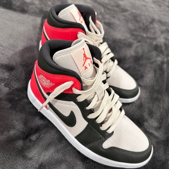 2021 Women’s Air Jordan 1 Mid SE
“Newsprint” size 6.5 - Picture 4 of 5